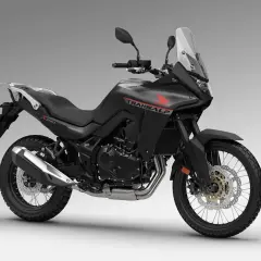 Honda Transalp 750 negra, lista para la aventura. Su peso es ideal para dominar cualquier terreno.
