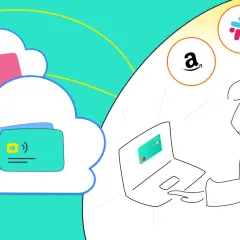 Person nutzt virtuelle Kreditkarte auf Laptop für Online-Shopping, Reisen & mehr. Digitale Zahlungen in der Cloud.