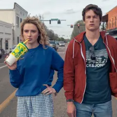 Para nastolatków na ulicy, ona pije lemoniadę, on trzyma watę cukrową. Zapowiada się na ciekawe filmy.