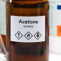 Butelka z acetonem i probówka. Szukasz, czym zastąpić aceton? Może izopropanol?
