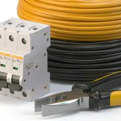 Wyłącznik nadprądowy, kable i kombinerki – gotowe do pracy przy instalacji elektrycznej. WLZ w pełnej krasie.