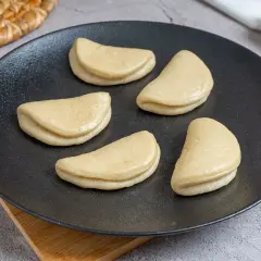 Cinco panes bao crudos listos para cocinar. Una receta fácil de pan bao para disfrutar en casa.