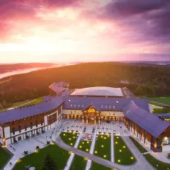 Hotel Arłamów w malowniczej scenerii o zachodzie słońca. Sprawdź hotel Arłamów ceny i zaplanuj swój pobyt.
