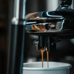 Kawa z ekspresu DeLonghi kapie do filiżanki. Czyżby to był ten dziwny smak kawy z ekspresu DeLonghi, który ostatnio czuć?