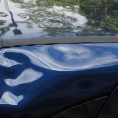 La mia auto blu parcheggiata è stata tamponata. Ci sono diverse ammaccature evidenti sulla carrozzeria, tra cui una grande e profonda. Ho la targa.