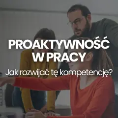 Zespół omawia projekt, pokazując proaktywną postawę w pracy. Kobieta wskazuje na ekran komputera, a mężczyzna pochyla się nad nią.