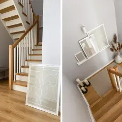 Nowoczesna klatka schodowa inspiracje: drewniane stopnie, białe balustrady, szara ściana, ławka i minimalistyczne grafiki tworzą przytulną przestrzeń.