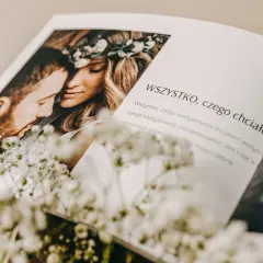 Piękne fotoksiążka przykłady. Para młoda wianek na głowie, czułe ujęcie.