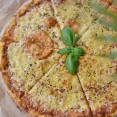 Pyszna pizza z roztopionym serem, idealna do każdego dania. Dowiedz się, jakie sery do pizzy wybrać, by uzyskać najlepszy smak.