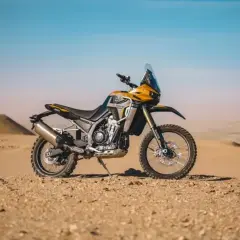 Żółto-czarny motocykl Kove 800x Rally gotowy na pustynne wyzwania.