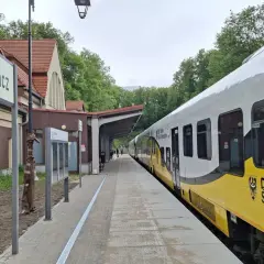 Pociąg Dolny Śląsk na stacji Karpacz. Cisza na peronie, jakby zapowiadała strajk maszynistów.