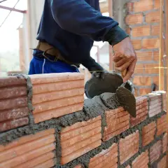 Murowanie na klej czy zaprawę: Która metoda jest lepsza dla Twojego projektu?