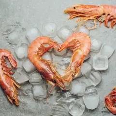 Serce z krewetek na lodzie. Niska zawartość krewetki kcal sprawia, że to zdrowa przekąska.