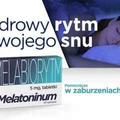 Opakowanie Melatoninum wspiera zdrowy rytm snu. Kobieta śpi spokojnie pod nocnym niebem.