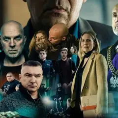 Zwiastun serialu kryminalnego. W centrum mężczyźni o surowych twarzach, obok kobiety, policjanci i sędzia. **Symetria 2** w kadrze buduje napięcie.