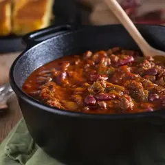 Gulasz wieprzowy w garnku, z fasolą i mięsem. Idealne jakie przyprawy do gulaszu wieprzowego? Papryka, kminek, czosnek.