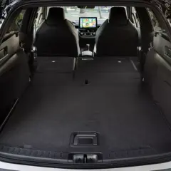 Otwarty bagażnik Toyoty Corolli kombi, z rozłożonymi siedzeniami, pokazuje jego przestronność. Idealny na wakacyjne wyjazdy, gdy liczą się wymiary bagażnika.