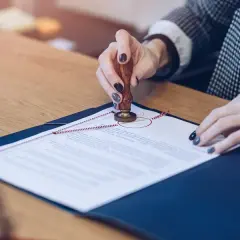 Ile zapłacisz u notariusza? Poznaj ukryte koszty i negocjuj!