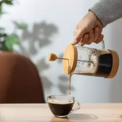 Versare caffè da una French press, un modo semplice per fare il caffè senza moka.