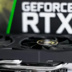 Karta graficzna GeForce RTX, kluczowy element w rankingu kart graficznych w grach, z widocznymi wentylatorami i logo.