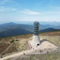 Wieża widokowa na Śnieżniku, gdzie hasające zające mogłyby podziwiać panoramę gór.