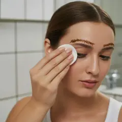Jak bezpiecznie usunąć hennę z brwi? Sprawdzone metody!