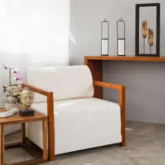 Kreative Ideen für eine tote Ecke im Wohnzimmer: Sessel, Beistelltisch mit Buddha-Kopf und Orchidee, Konsolentisch mit Kerzenhaltern und Händen-Deko.