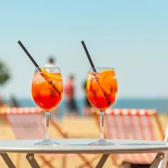Dwa Aperol Spritz na stole plażowym. Idealny aperol przepis na upalny dzień.