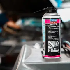 Puszka preparatu do czyszczenia wtryskiwaczy diesel marki Liqui Moly na tle silnika samochodu.