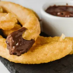 Churros z czekoladą, idealne do nauki jak zrobić churrosy. Pyszne, złociste i gotowe do zanurzenia.