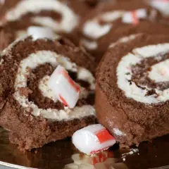 Chokladrulltårta med fluffig grädde och bitar av godis. En härlig dessert som passar perfekt till fikat.