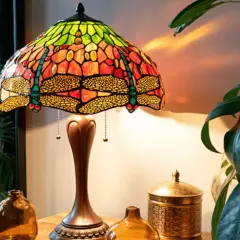 Lámpara Tiffany con pantalla de vidrieras de libélulas y base de bronce.