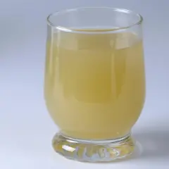 Ein Glas mit hellem, trübem Saft, der an Sauerkrautsaft erinnert und gut für die Darmflora sein soll.