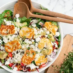 En härlig halloumi sallad med linser, avokado, fetaost och färska örter. Perfekt för en lätt lunch.