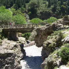 Holzbrücke überspannt die Samaria Schlucht, Wanderer überqueren sie.