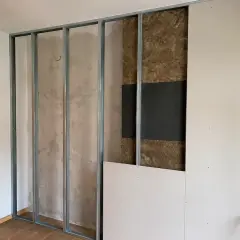 Struttura metallica per parete in cartongesso con isolante acustico, parte di una ristrutturazione.