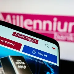 Telefon z aplikacją bankową Millennium. Można otworzyć konto lub się zalogować. Idealne rozwiązanie dla tych, którzy szukają debet Millennium 360.