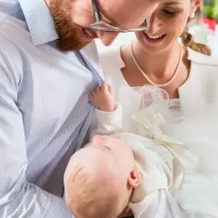 Ile pieniędzy daje się na chrzciny? Odkryj zwyczaje i kwoty prezentów