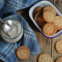 Domowe ciastka z mąki gryczanej, z napisem "HOME MADE", obok słoika z mąką i miarką.