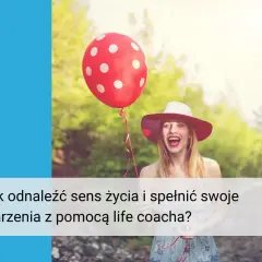 Kobieta w kapeluszu śmieje się, trzymając czerwony balon w kropki. Czy to symbol tego, jaki jest sens życia?
