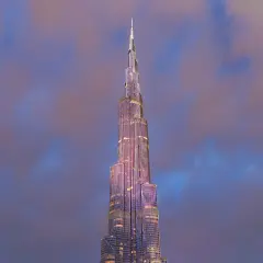 Burj Khalifa oświetlony na fioletowo na tle zachmurzonego nieba.