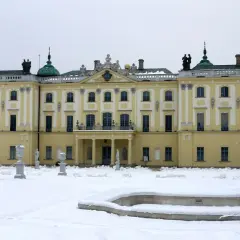 Pałac Branickich zimową porą. Ciekawostki o tym pięknym obiekcie można odkrywać nawet w śnieżnej scenerii.