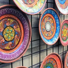Kolorowe, ręcznie malowane talerze ceramiczne, idealne jako pamiątka – co przywieźć z Hiszpanii.