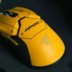 Żółta myszka gamingowa z logo Cyberpunk 2077 i wężem Razer. Idealna do rankingu myszek gamingowych.