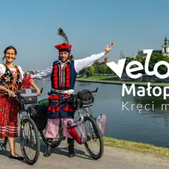 Para w strojach ludowych na rowerach nad Wisłą. Velo Małopolska - kręci mnie to!