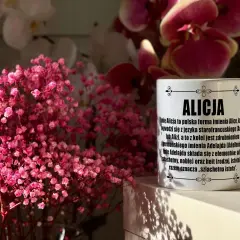 Kiedy są imieniny Alicji, warto podarować jej kubek z opisem imienia. Na zdjęciu kubek z napisem "Alicja" i ozdobnymi kwiatami.