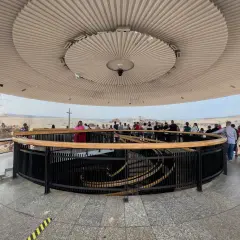 Zwiedzający podziwiający panoramę Racławicką. Sprawdź aktualny panorama racławicka cennik biletów.