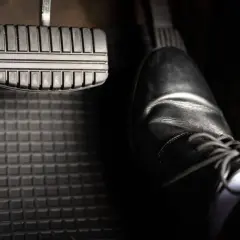 Buty na pedałach. Gdzie jest hamulec, gaz i sprzęgło? Czas ruszać w drogę!