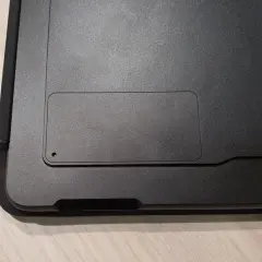 Nahaufnahme des Surface-Geräts, bereit für den surface festplatte tauschen. Die Klappe ist sichtbar.