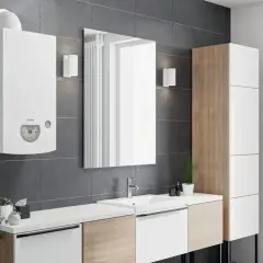 Nowoczesna łazienka z wiszącym piecykiem gazowym. Elegancka armatura i minimalistyczne meble tworzą komfortową przestrzeń.